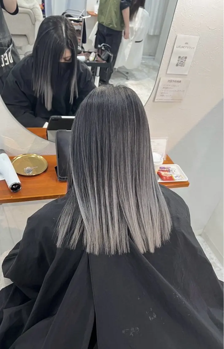 ミディアム カラー バレイヤージュ シルバー ホワイトシルバー レイヤーカット 指名数No.1 /NAOYAのヘアスタイル
