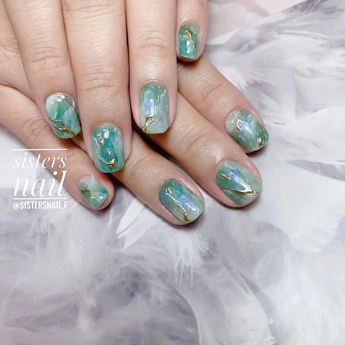 ネイル アートネイル グリーン キラキラネイル ニュアンスネイル sisters nail.fのネイルデザイン