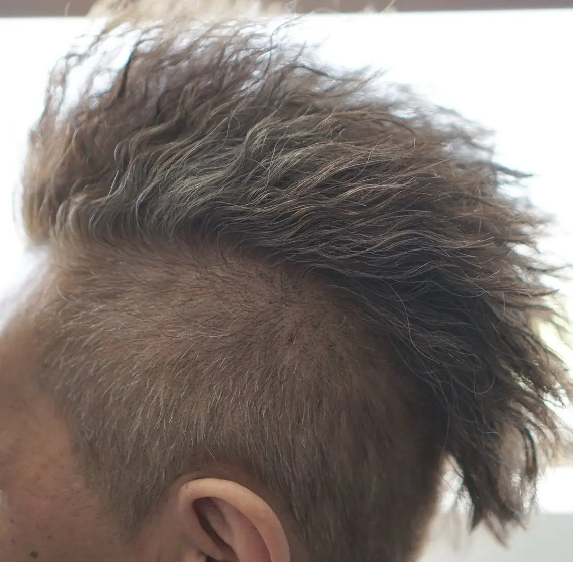 ショート カラー パーマ メンズ モヒカン メンズパーマ メンズツイストパーマ 刈り上げ ブルーカラー 中島 剛のヘアスタイル