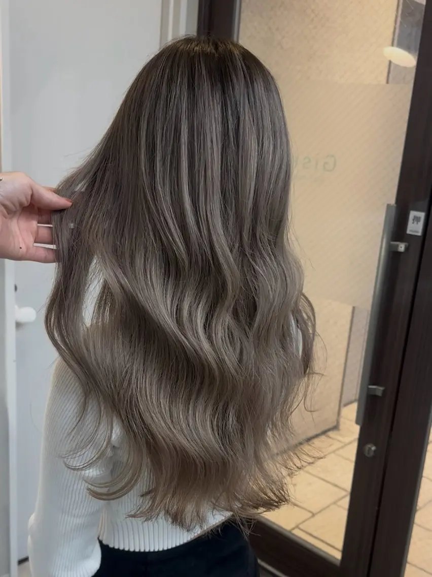 ロング ヘアカラー ジゼル小倉谷内尾祐音 ケアブリーチのヘアスタイル