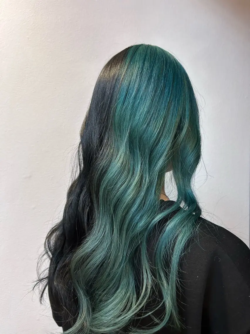 ロング ヘアカラー 安樂 優希のヘアスタイル