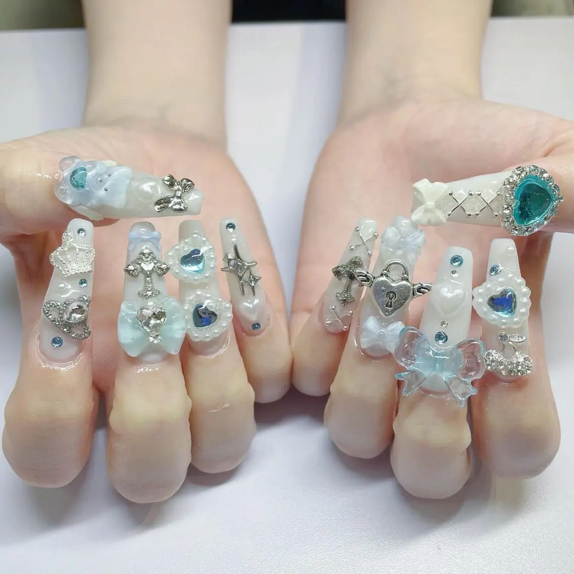ネイル グラデーション ラメ(グリッター) マグネットネイル ミラーネイル ニュアンスネイル ハンドネイル Lumi de nailsのネイルデザイン