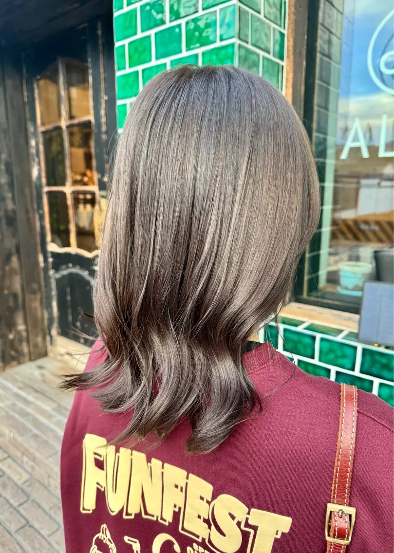 ミディアム カラー 透明感カラー グレージュ 豊崎 左知のヘアスタイル