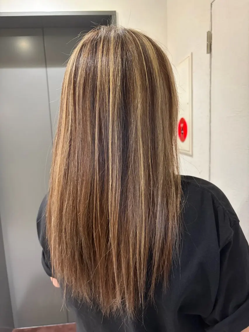 ロング ハイライト Aika LA.MIUのヘアスタイル