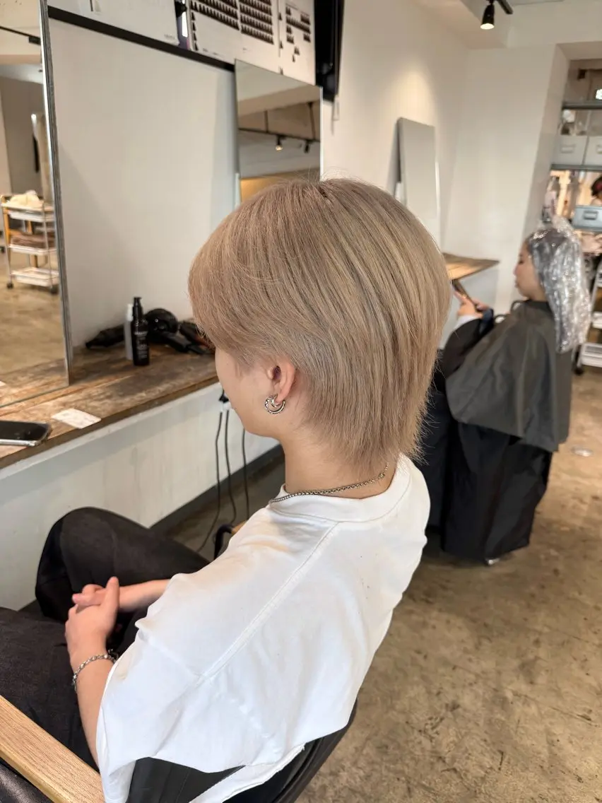 ショート カラー ブリーチ グレージュ ミルクティーグレージュ ヘアカラー トリートメント 🫧ブリーチカラー/ 透明感/メンズ/みきのヘアスタイル