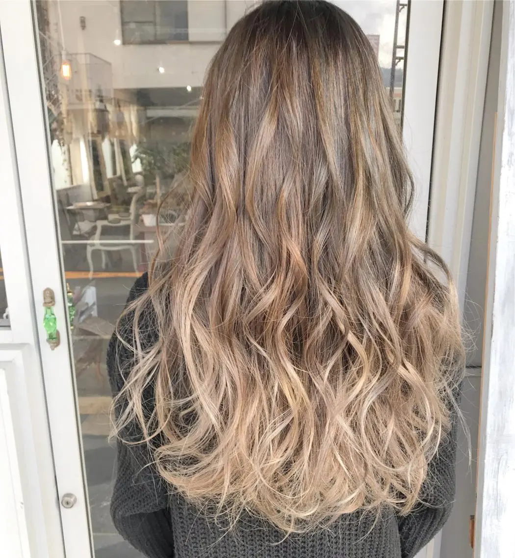 ロング カラー ヘアアレンジ お団子ヘア 切りっぱなしボブ バレイヤージュ ブリーチ デザインカラー Mariana/ 鶴原-ハイライトのヘアスタイル