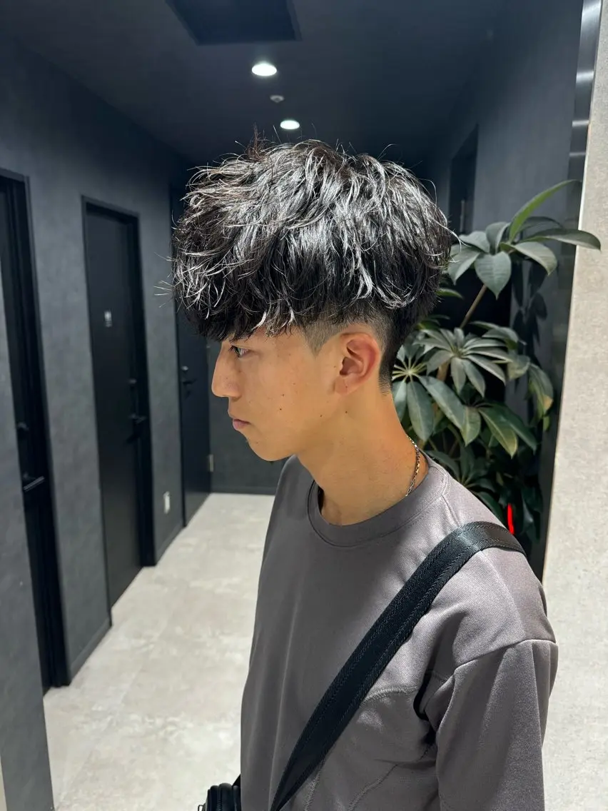 ショート カラー パーマ ヘアアレンジ メンズ メンズブリーチ センターパート メンズハイライト メンズハイトーン マッシュ カット パーマ トリートメント ヘッドスパ ヘアセット スパイキー/フェザー /波巻き/かいとのヘアスタイル