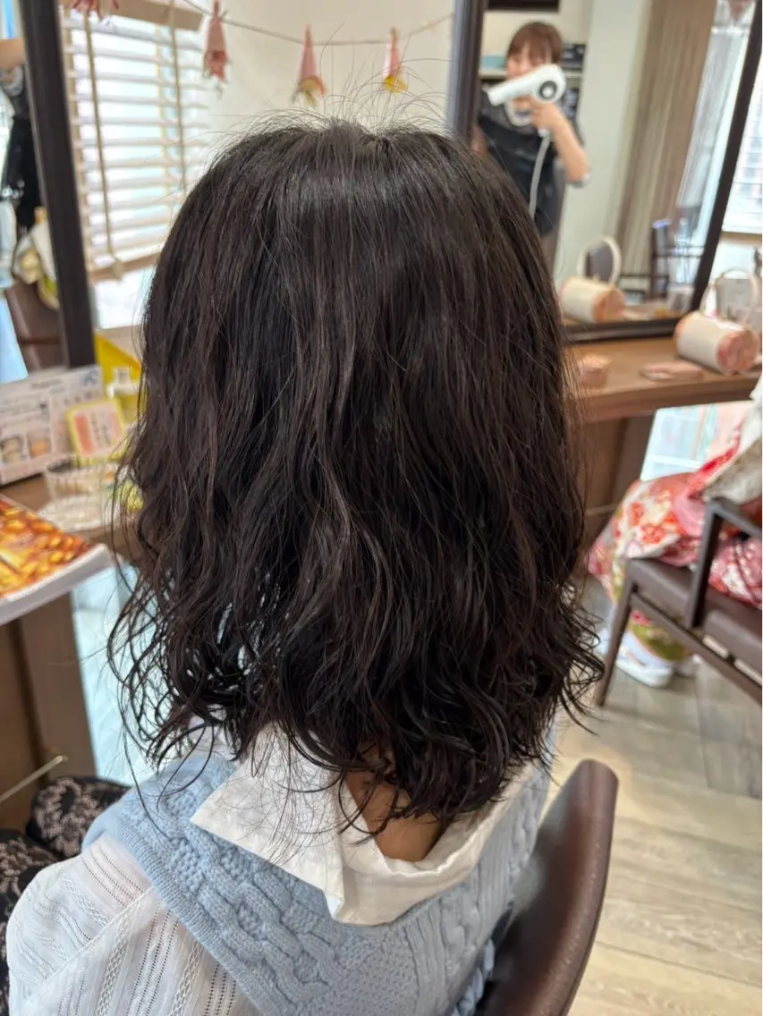 セミロング パーマ enn 髪質改善🩷 曽根依咲のヘアスタイル