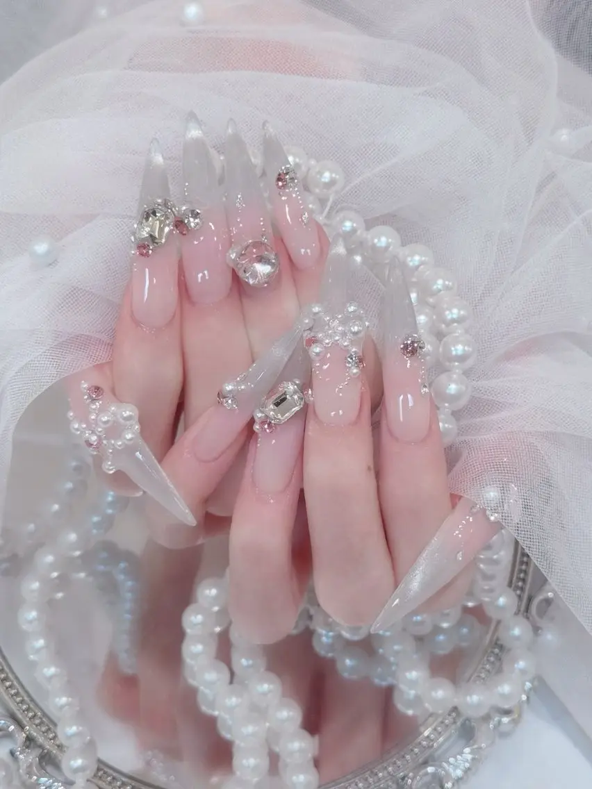 ネイル 長さ出し キラキラネイル 韓国ネイル ロングネイル ワンホンネイル ハンドネイル Josie nail salonのネイルデザイン