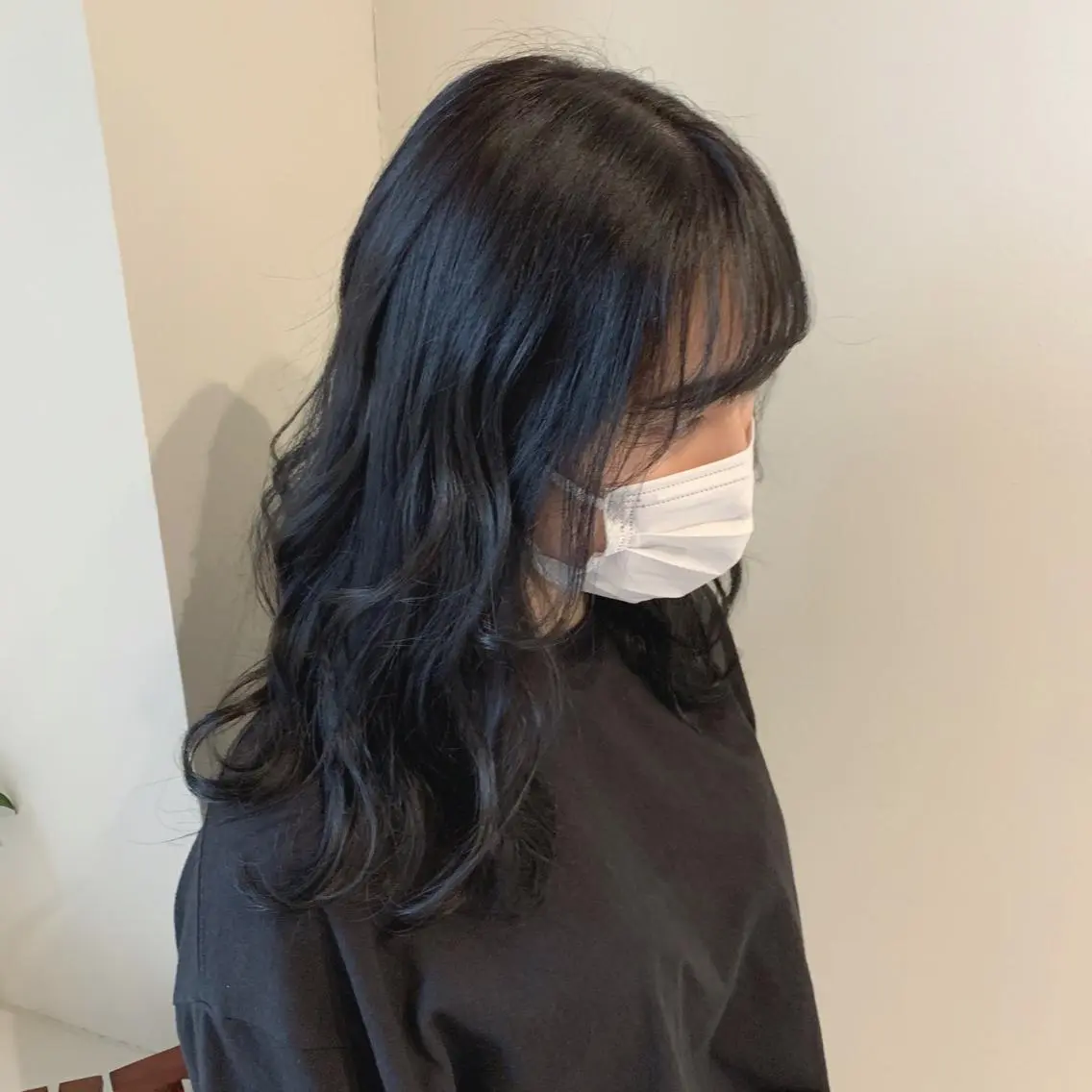 ミディアム カラー 黒髪 ブリーチ ブルーカラー ブルーブラック 清水 亮太/赤み消しカラーのヘアスタイル