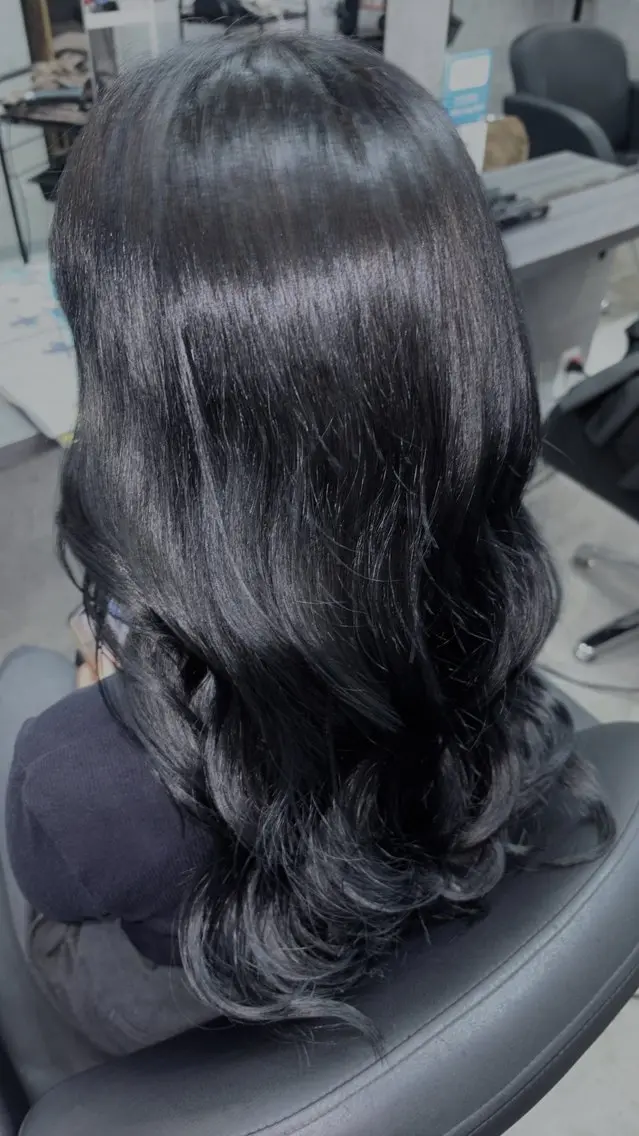 カラー 黒髪 ブルーカラー ブルーブラック ヘアカラー トリートメント _WHITE Wakanaのヘアスタイル