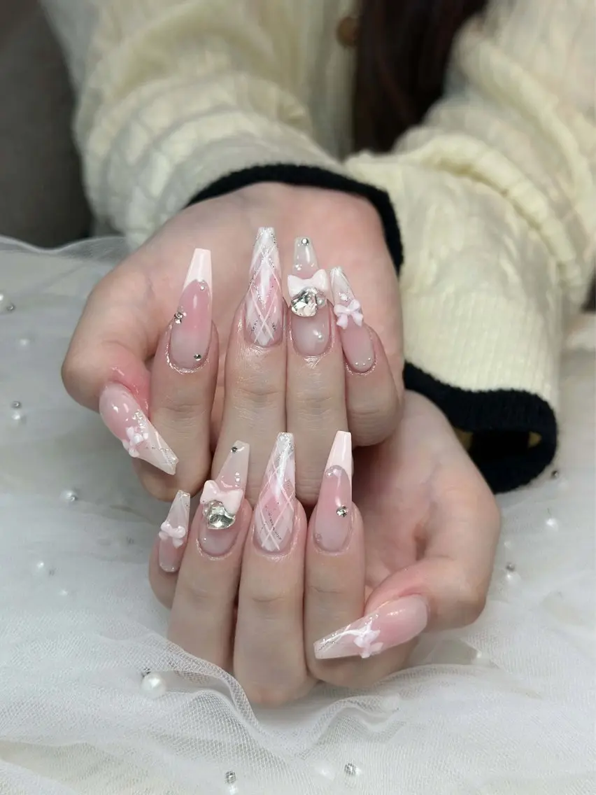ネイル チークネイル ドット フレンチネイル グラデーション ハート ハンドネイル Julli NailStudioのネイルデザイン