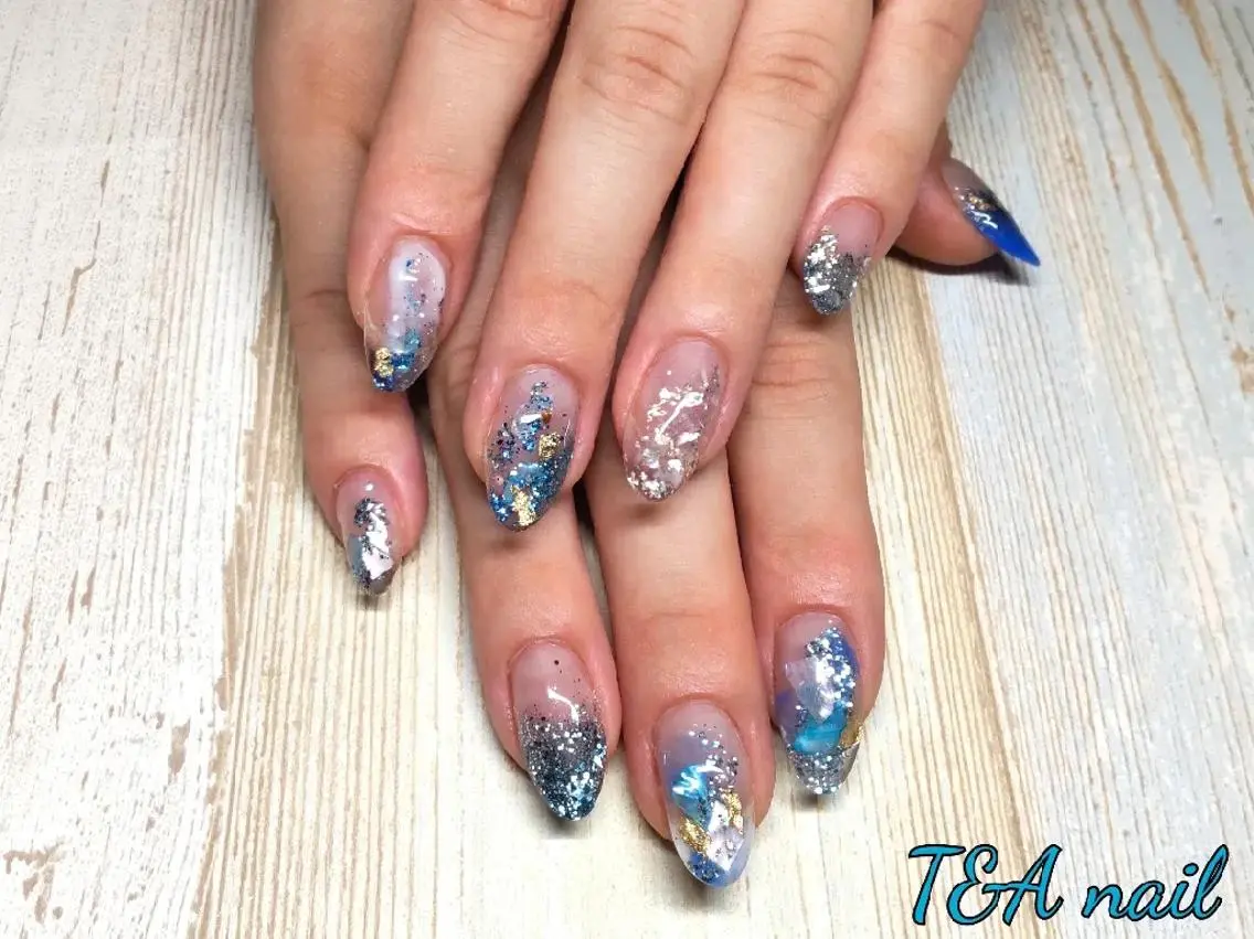 ミディアム ネイル ブルー 長さ出し ジェルネイル キラキラネイル ニュアンスネイル T&A nailのネイルデザイン