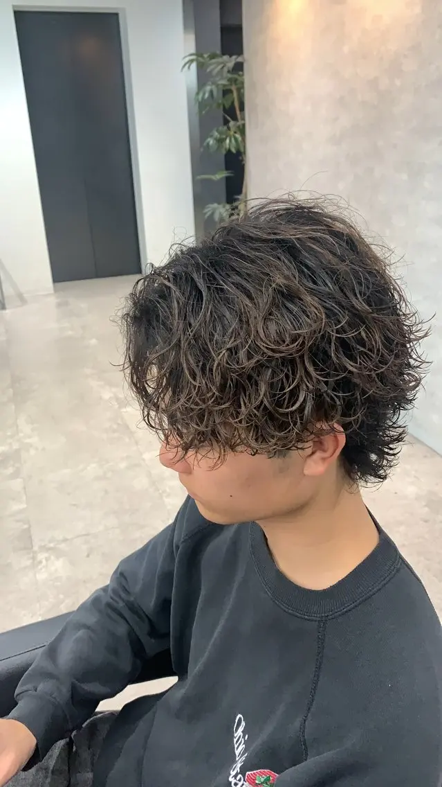 ショート カラー パーマ メンズ メンズブリーチ フェザーパーマ メンズハイトーン メンズパーマ スペインカール ⚡️メンズ特化⚡️ RYUKIのヘアスタイル