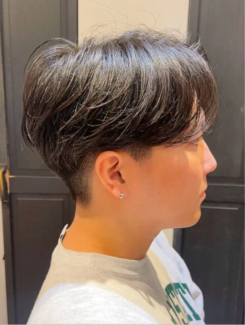 ショート パーマ メンズ ビジネス センターパート フェードカット フェザーパーマ メンズ韓国風 カット パーマ トリートメント ヘアセット 新宿メンズ専門 モテ清潔感パーマ特化のヘアスタイル
