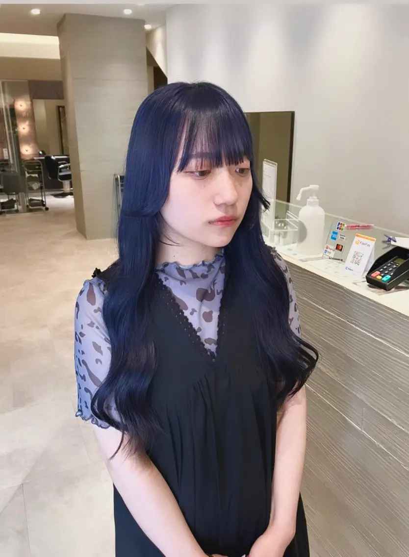 ロング カラー ブリーチ ブルーカラー ネイビーカラー サキ🤍ハイトーン 🩰くびれ巻きヘアのヘアスタイル