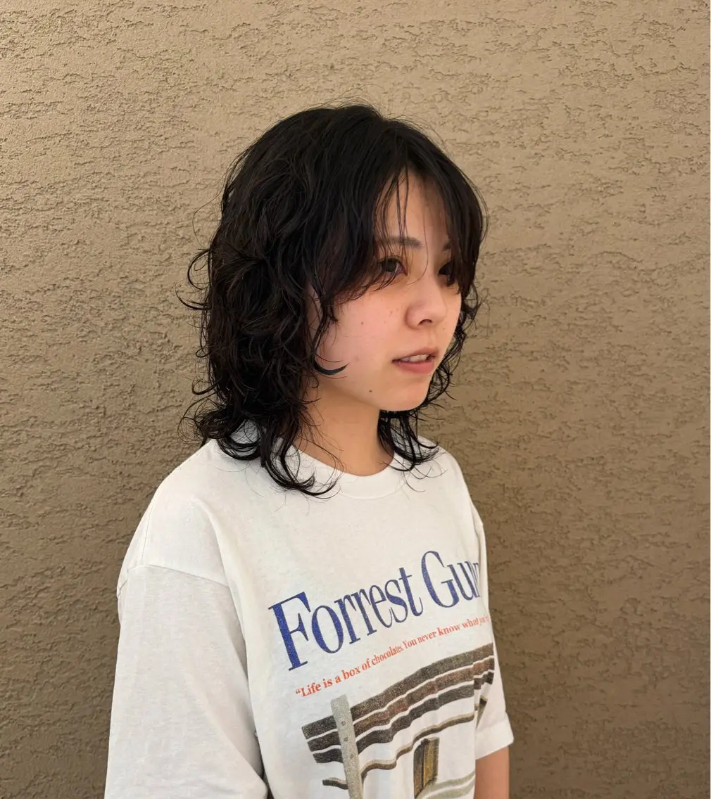 ミディアム パーマ ミディアムパーマ ニュアンスパーマ カット パーマ トリートメント 岡田 万侑のヘアスタイル