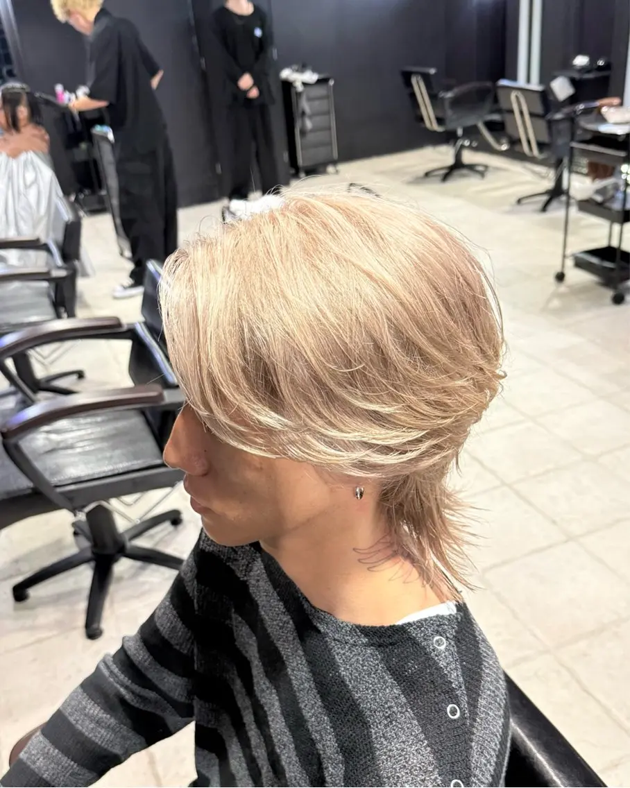 ミディアム カラー メンズ メンズブリーチ メンズウルフカット ベージュカラー ブリーチ ミルクティーベージュ カット ヘアカラー 【フェザーパーマ】 【縮毛矯正】鶴田文のヘアスタイル
