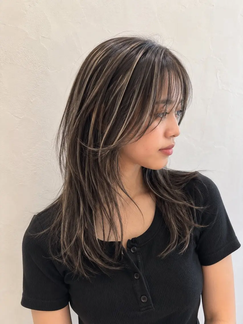 セミロング カラー ハイライトカラー 顔まわりレイヤー 外国人風カラー ハイライト レイヤーカット カット ヘアカラー トリートメント 海外風レイヤーカット 👑店長 平松 由のヘアスタイル