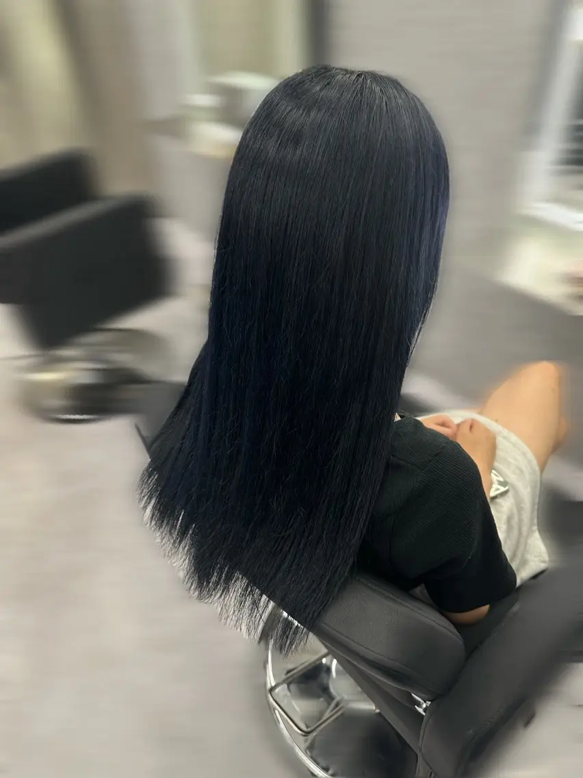 ロング カラー 黒髪 ブリーチ ブルーカラー ブルーブラック ヘアカラー ハイトーン🪼派手髪 mahoのヘアスタイル