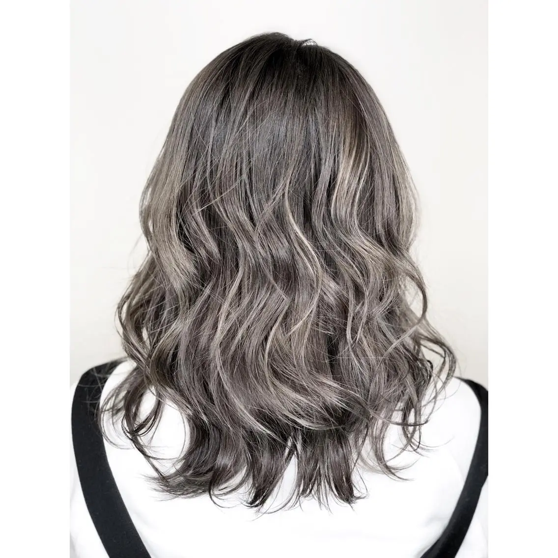 ロング カラー ブリーチ グレージュ ハイライトカラー ブリーチなしカラー シルバー 門田 恭弥のヘアスタイル
