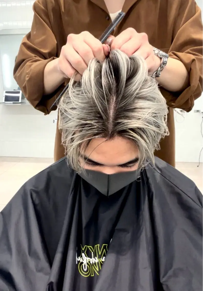 カラー メンズ メンズバレイヤージュ バレイヤージュ シルバー ホワイトシルバー ヘアカラー 表参道/ハイライト バレイヤージュのヘアスタイル
