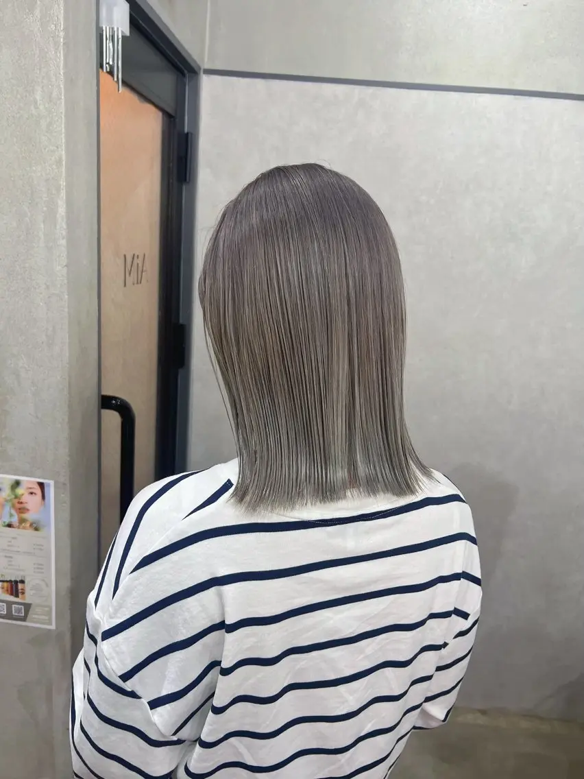 ショート ボブ 顔周りカット YUI ハイトーンカラーのヘアスタイル