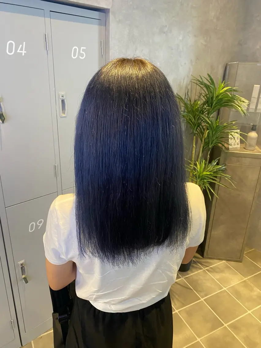 セミロング カラー ブルーカラー 一ノ谷 優妃のヘアスタイル