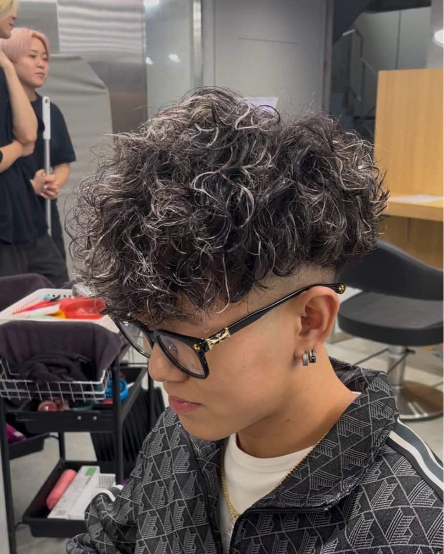 ショート カラー パーマ メンズ メンズハイライト メンズメッシュ メンズパーマ スペインカール ハイライトカラー カット ヘアカラー パーマ 🔥メンズ 特化🔥菊水皐暉🔥のヘアスタイル