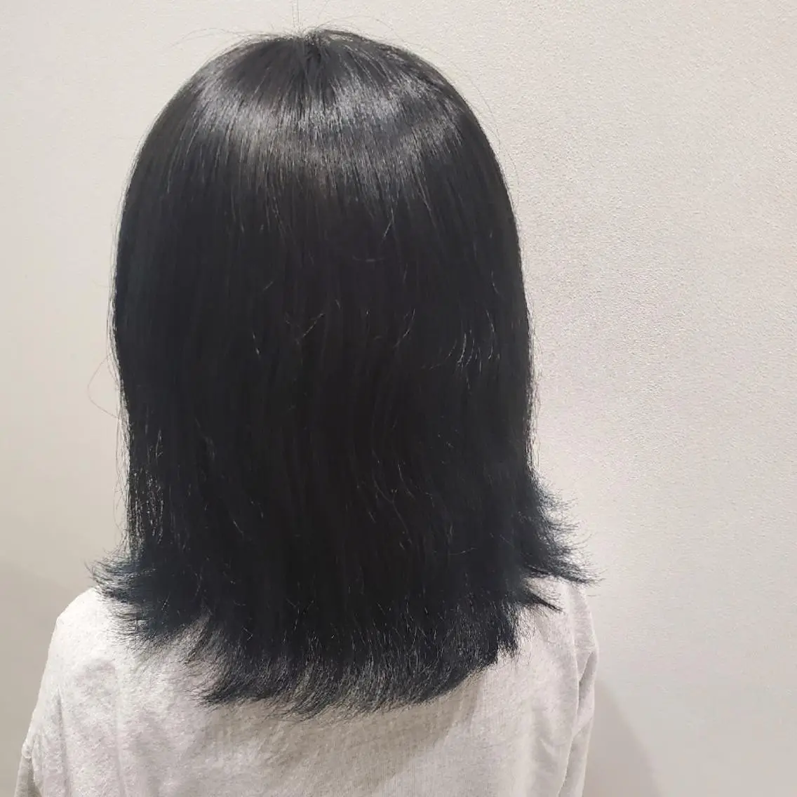 ミディアム カラー 黒髪 ブルーカラー ブルーブラック カット ヘアカラー トリートメント パーソナルカラー 診断🍀マリンのヘアスタイル