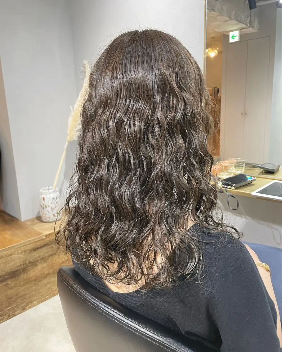 ミディアム カラー パーマ ミディアムパーマ ベージュカラー ブリーチ オリーブベージュ 髪質改善 カット ヘアカラー パーマ トリートメント 【表参道】Ruri デジタルパーマのヘアスタイル