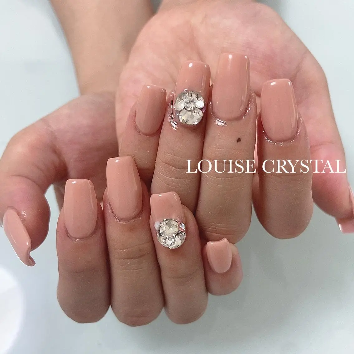 ネイル ワンカラーネイル ハンドネイル LOUISE CRYSTALのネイルデザイン