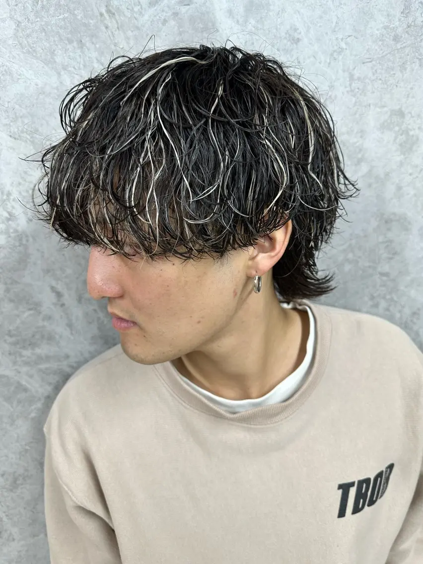 カラー パーマ メンズ メンズハイライト メンズパーマ 波巻きパーマ ハイライトカラー 岡本 悠聖のヘアスタイル