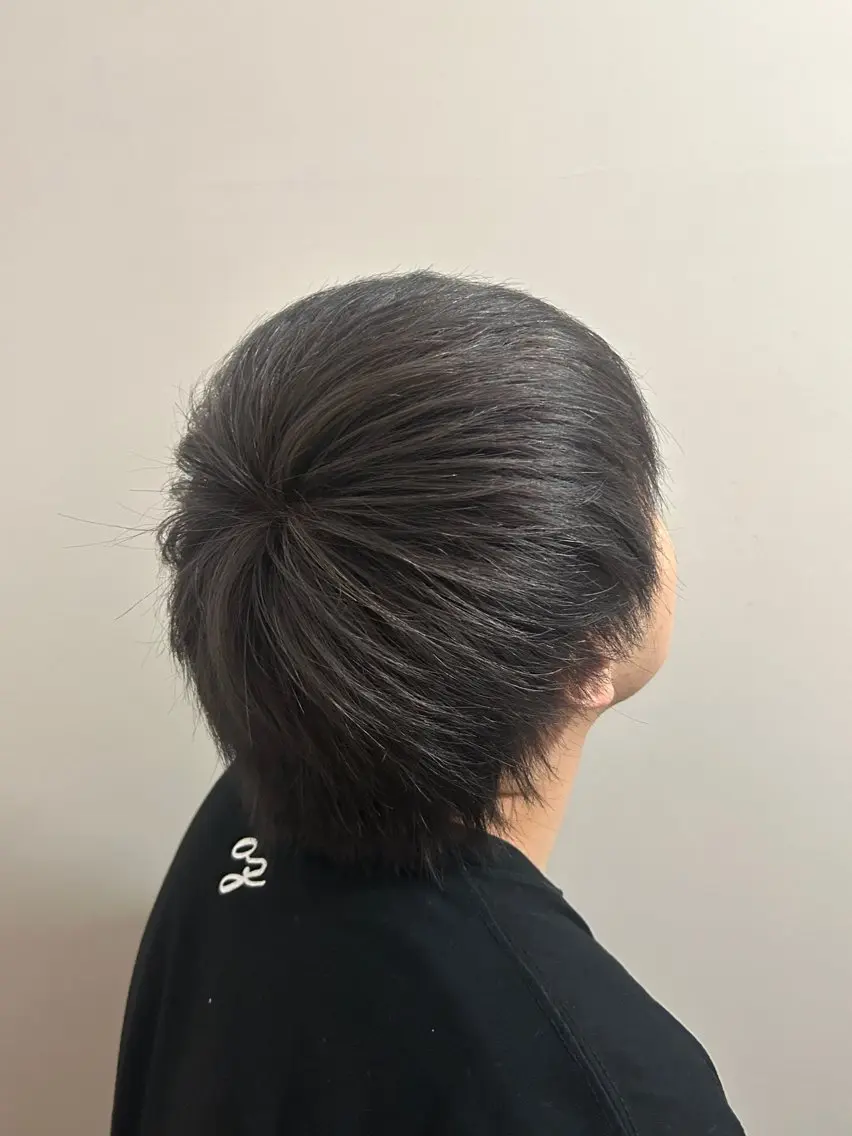 ショート カラー ブリーチ シルバー 岡本 妃麗のヘアスタイル