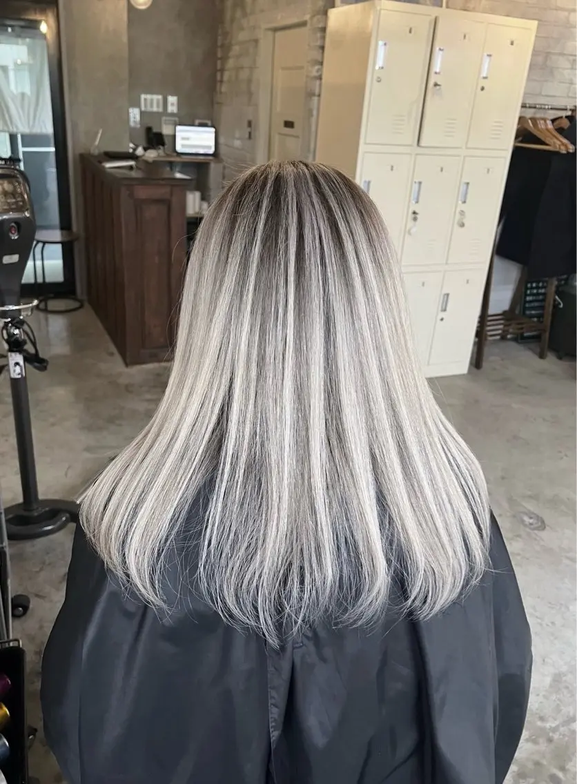 セミロング カラー バレイヤージュ シルバー ホワイトシルバー レイヤーカット ヘアカラー トリートメント 指名数No.1 /NAOYAのヘアスタイル