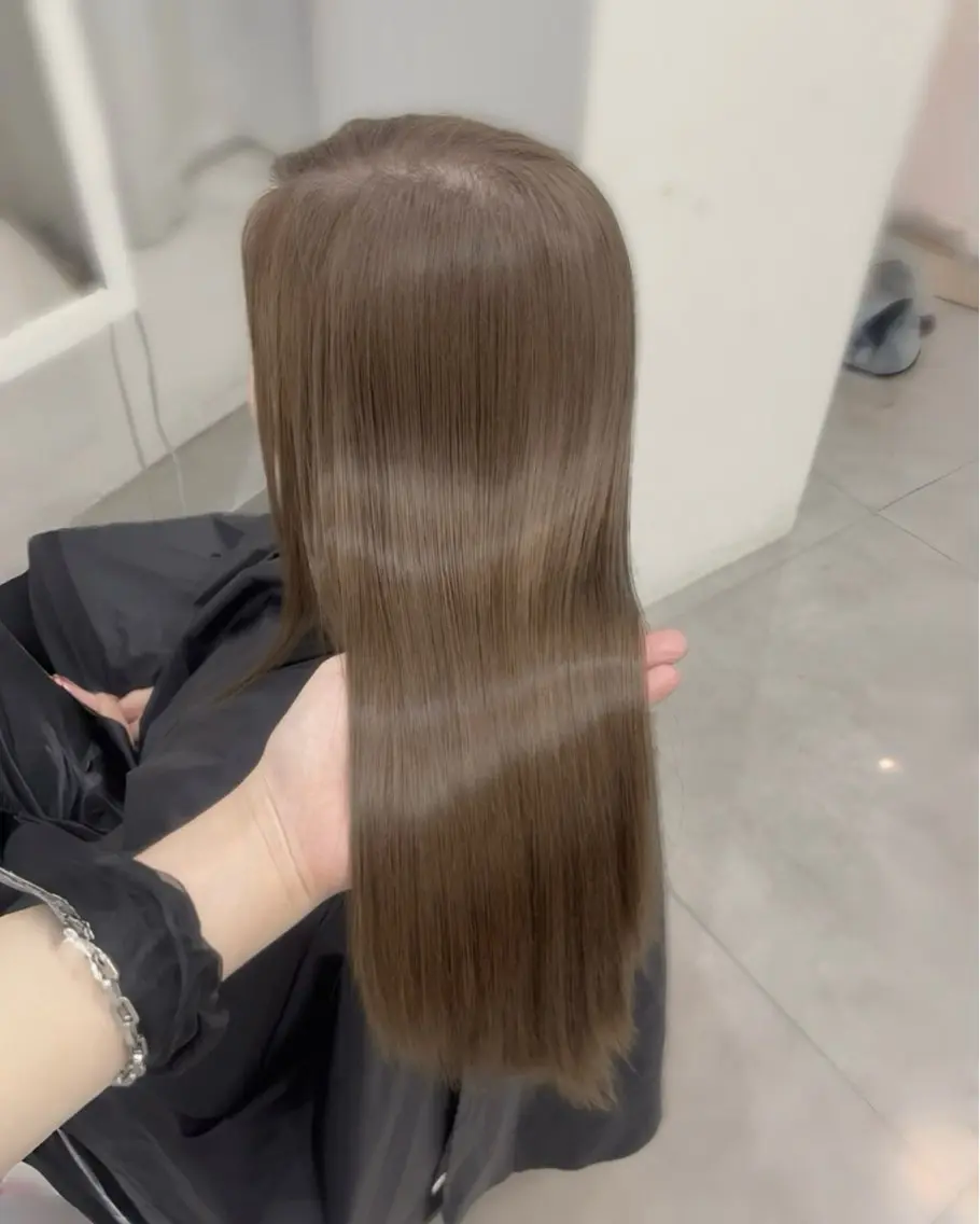 ロング カラー パーマ アッシュ アッシュグレー アッシュグレージュ ベージュカラー ブリーチ カット ヘアカラー トリートメント akira｜ 透明感ベージュ｜梅田のヘアスタイル
