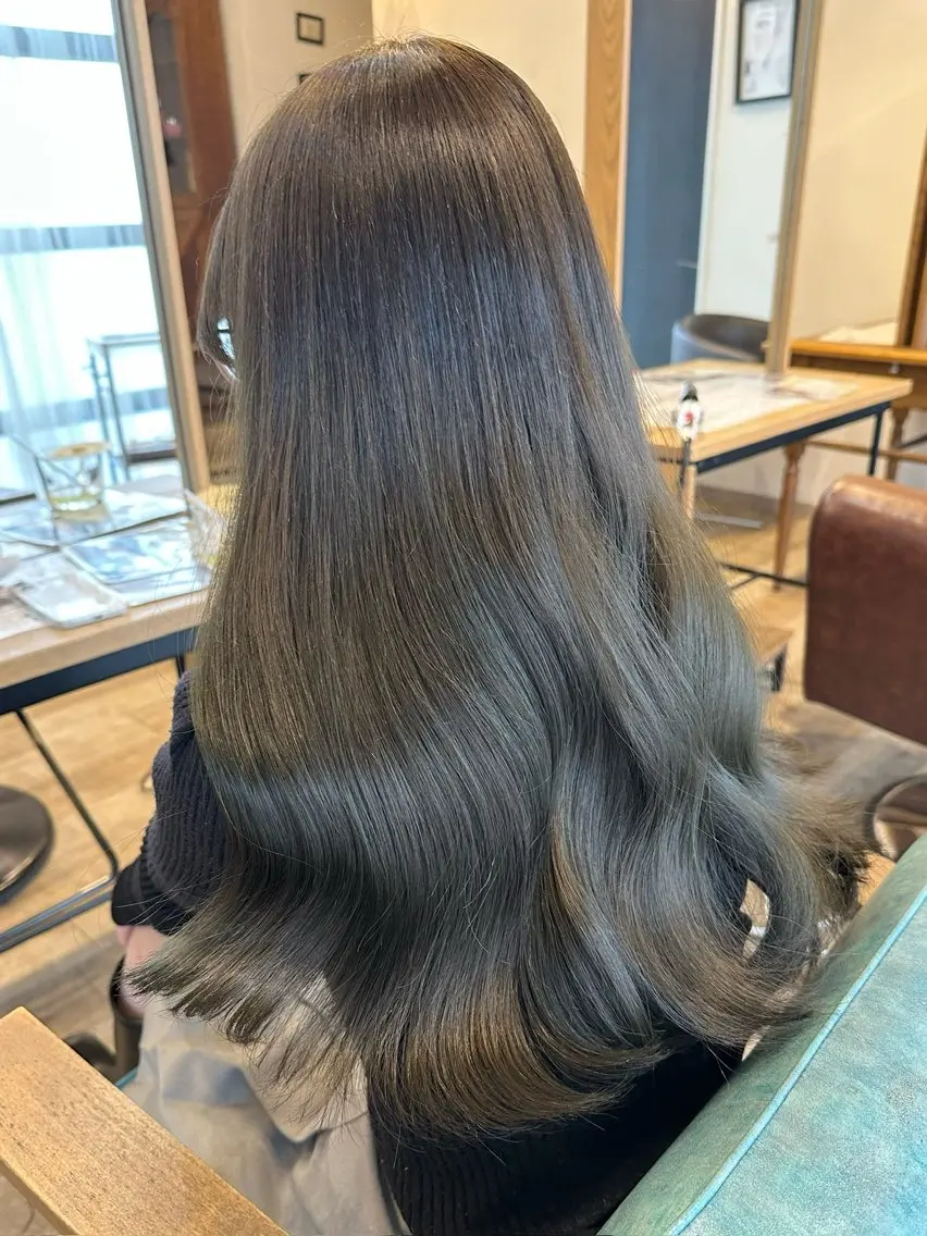 ロング カラー ブリーチ 透明感カラー オリーブカラー ヘアカラー トリートメント Liere Muuのヘアスタイル