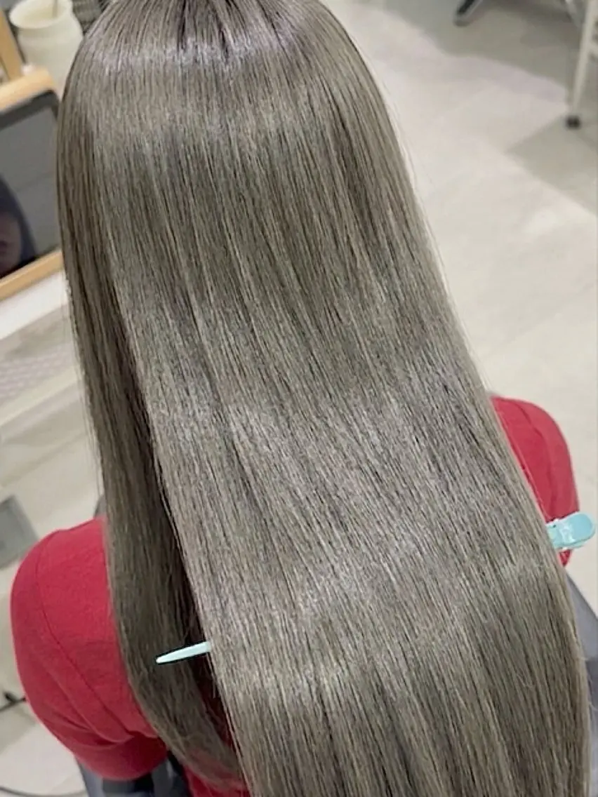 ロング カラー グレージュ オリーブグレージュ オリーブグレー ヘアカラー ブリーチ/ハイトーン naoのヘアスタイル