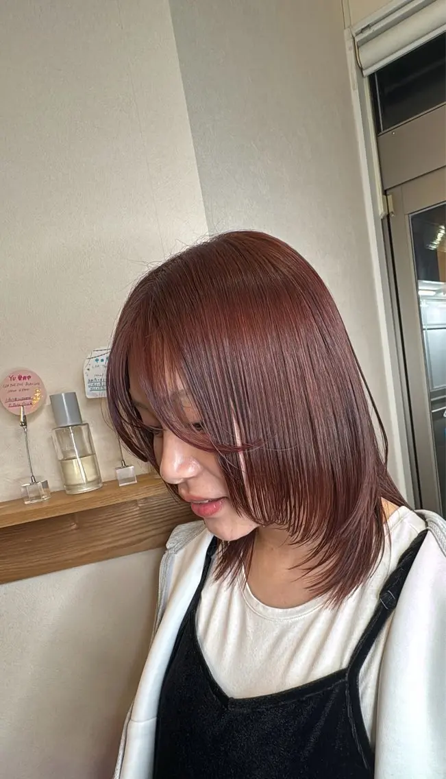 ミディアム カラー レッドカラー 顔まわりレイヤー 顔周りカット レイヤーカット 根本 奈緒のヘアスタイル
