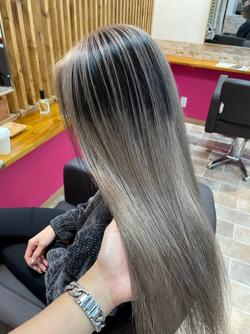 ロング カラー バレイヤージュ グレージュ レイヤーカット ヘアカラー YUI/ ブリーチカラー🌷のヘアスタイル