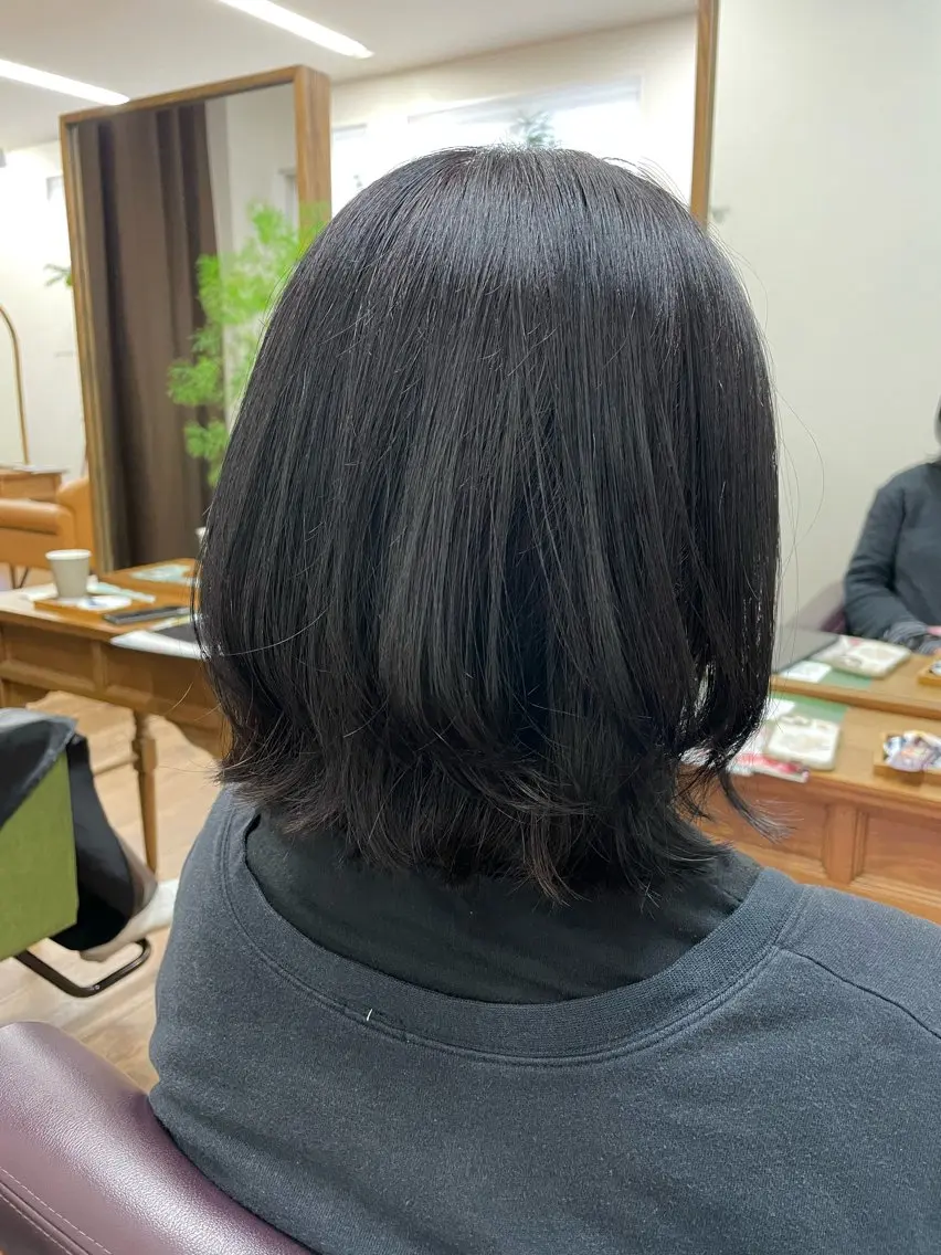 ミディアム アッシュ アッシュグレー レイヤーカット 外ハネヘア カット ヘアカラー トリートメント 市川 舞のヘアスタイル
