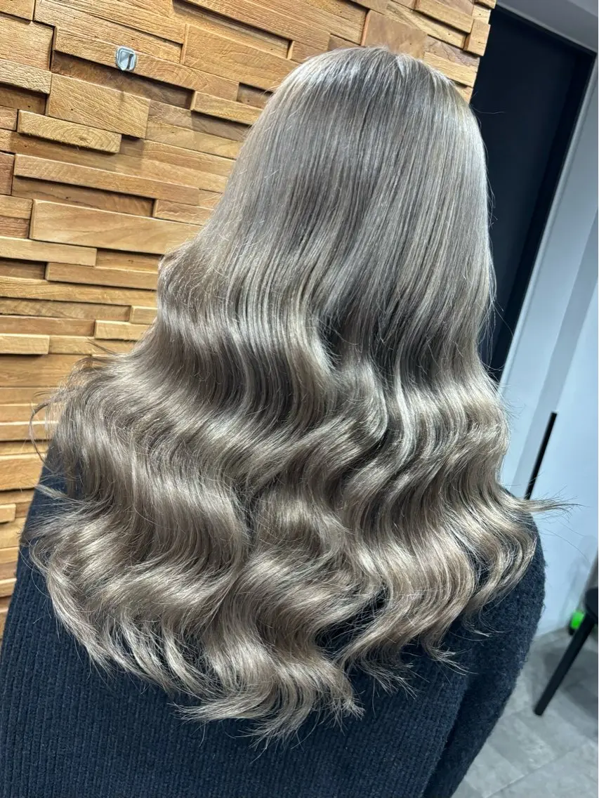 ロング カラー ブリーチ 透明感カラー ハイトーンカラー エクステ 髪質改善 カット ヘアカラー トリートメント 横浜/エクステ特化× 艶カラー/あいかのヘアスタイル
