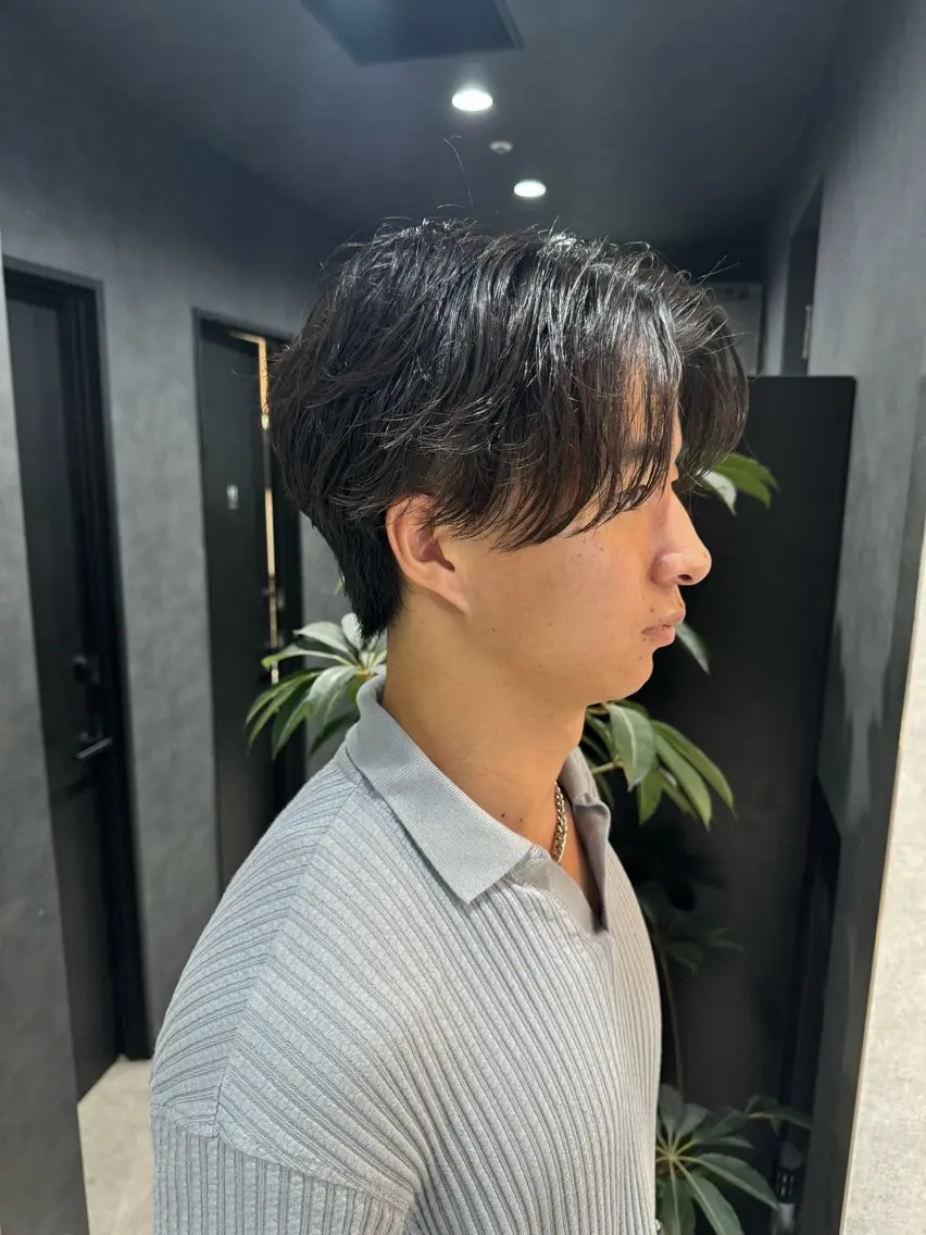 ショート カラー パーマ ヘアアレンジ メンズ メンズブリーチ センターパート メンズハイライト メンズハイトーン マッシュ カット パーマ トリートメント ヘッドスパ ヘアセット スパイキー/フェザー /波巻き/かいとのヘアスタイル