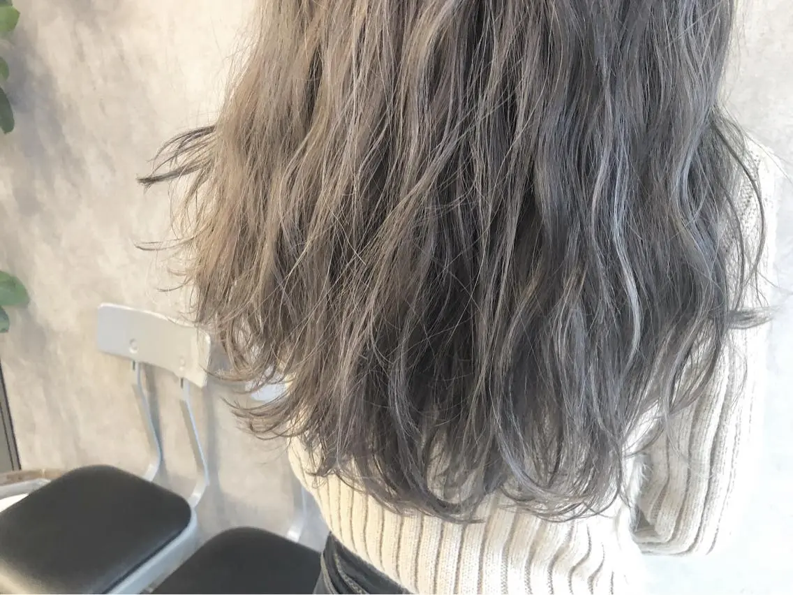 セミロング カラー 顔周りレイヤーカット ブリーチminamiのヘアスタイル