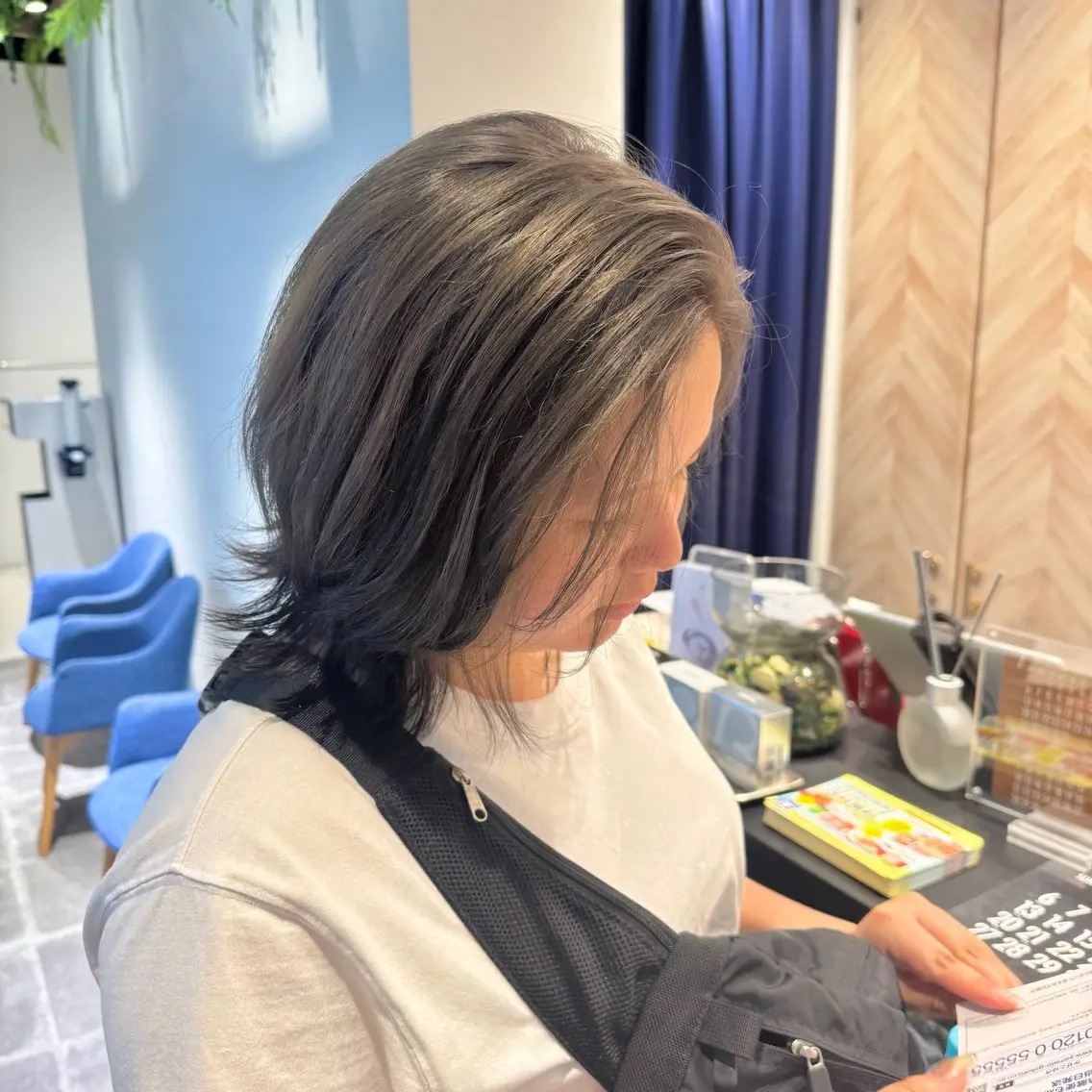 ミディアム カラー グレージュ 伊藤 深月のヘアスタイル