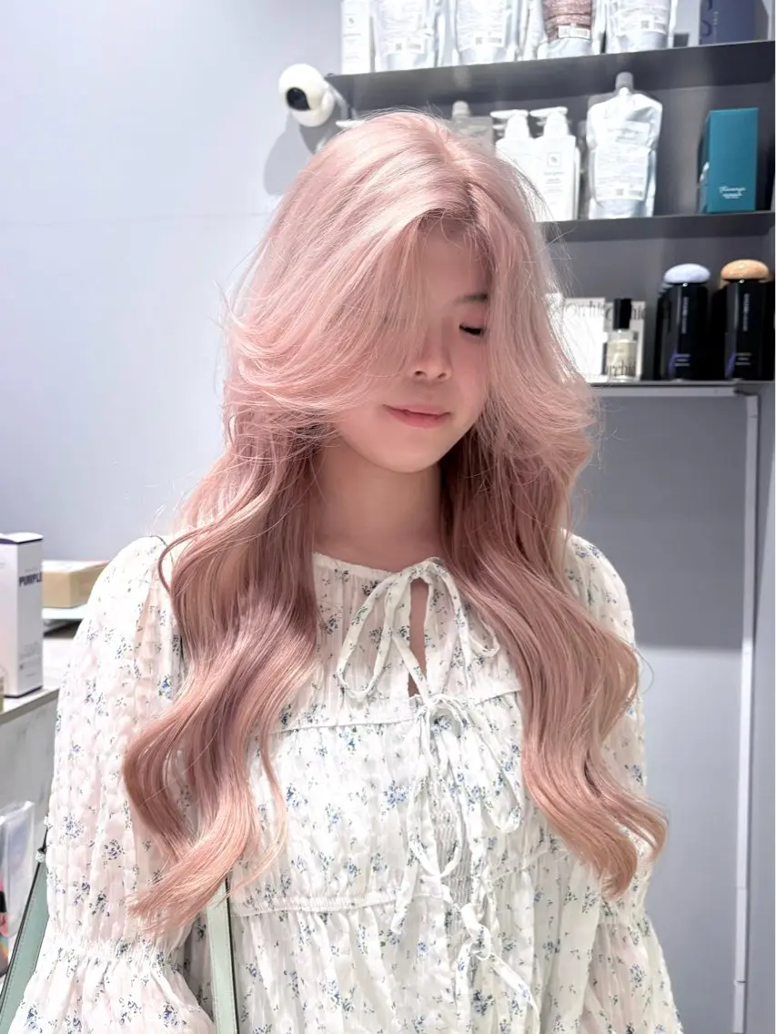 ロング カラー ベージュカラー ブロンド ホワイトベージュ ホワイトブロンド カット ヘアカラー トリートメント NANA🦖 ハイトーンデザインのヘアスタイル
