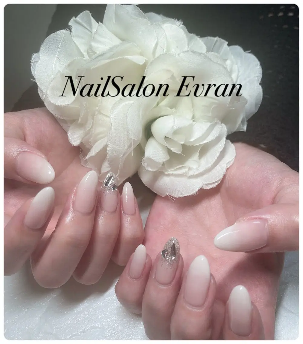 ネイル アートネイル フレンチネイル キラキラネイル マグネットネイル 持ち込み ハンドネイル Nail salon Evranのネイルデザイン