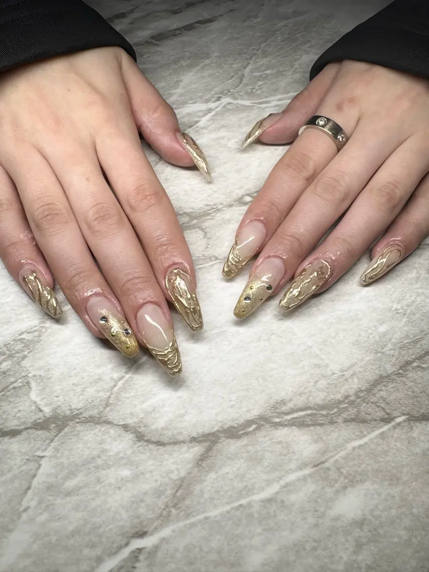 ネイル ゴールド ハンドネイル ✴︎:.｡. MAKI.｡.:✴︎のネイルデザイン