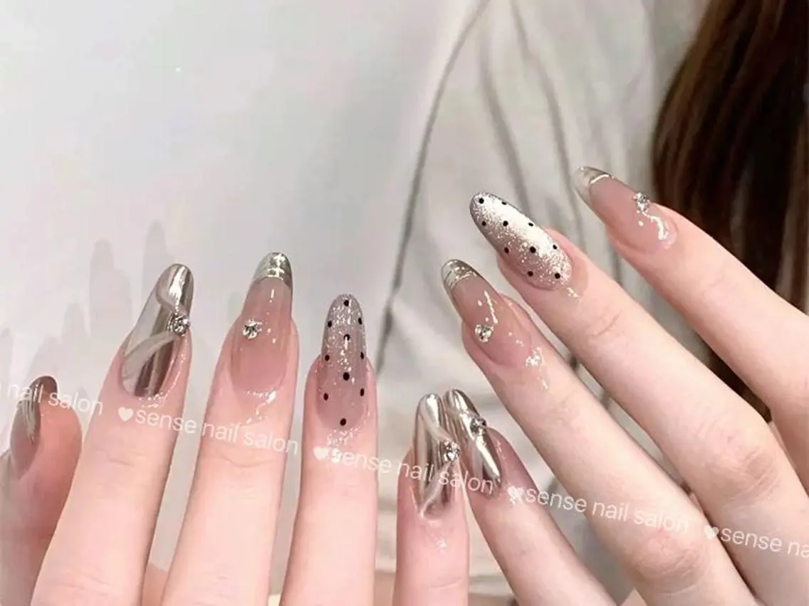 ネイル アートネイル ドット ジェルネイル ホログラムネイル ミディアムネイル ハンドネイル ハンドケア 🎀Momo 🎀のネイルデザイン