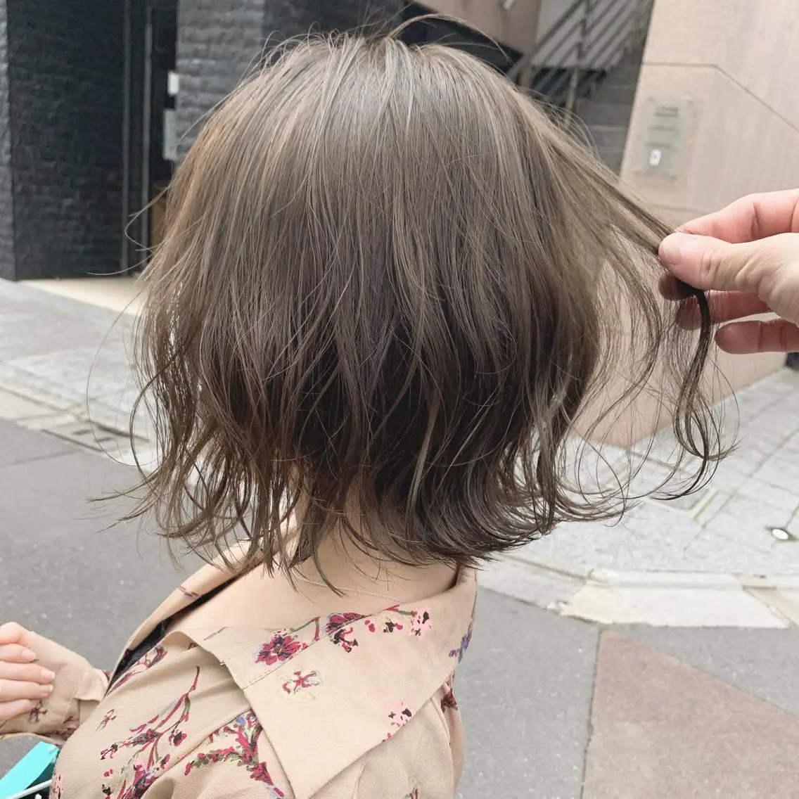 ミディアム カラー マツエク・マツパ ハイトーンボブ 前田 表参道　グレージュのヘアスタイル